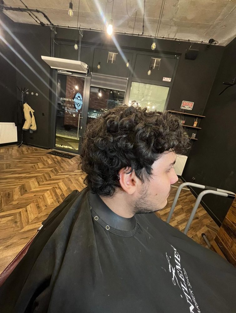 Kręcone włosy z taper fade'em